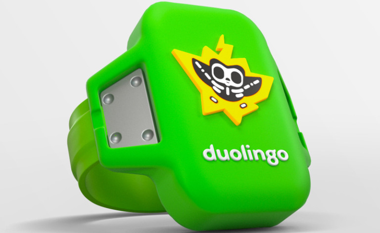 Duolingo lança tornozeleira eletrônica para controlar tarefas dos alunos