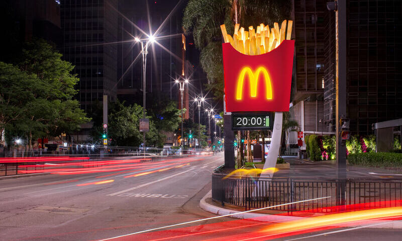 McDonald’s espalha relógios na forma de McFritas por SP