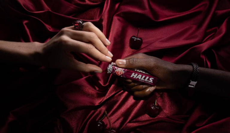 Halls e AmPm realizam ação especial para o Dia Mundial do Beijo