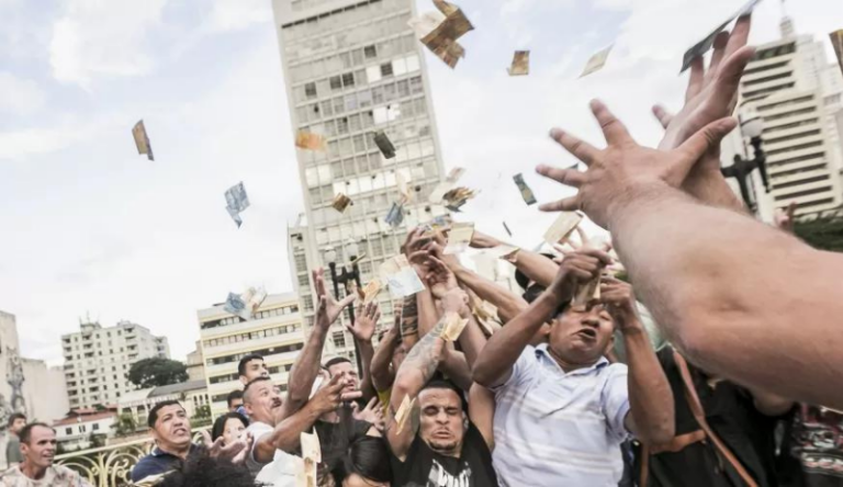 Site de ativos em blockchain distribui notas de real no centro de São Paulo