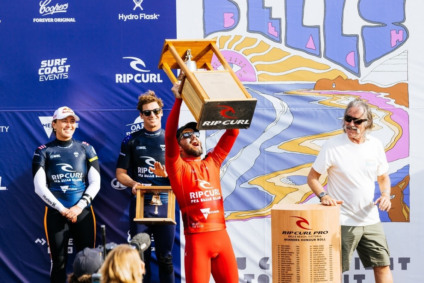 Filipe Toledo conquista Bells Beach e assume liderança na WSL