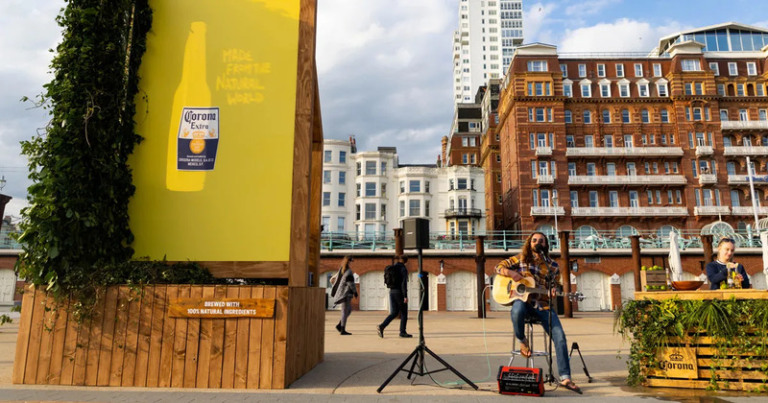 Corona cria outdoor revelado pelo sol