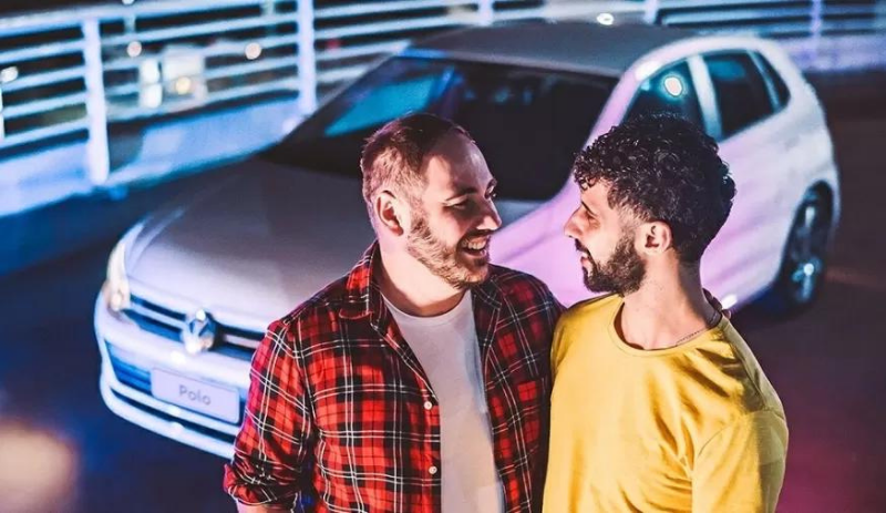 Anúncio da Volkswagen com casal gay recebe ataques homofóbicos