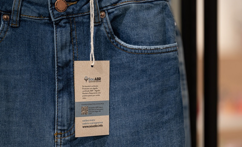 Renner e Youcom lançam calças jeans 100% rastreadas por blockchain