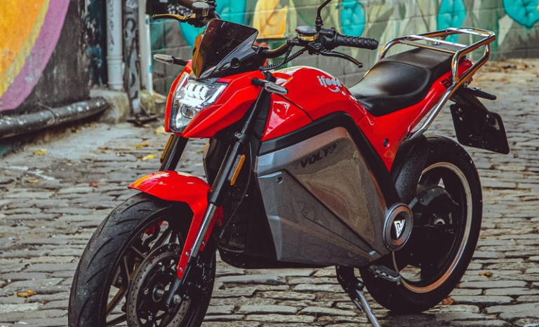 iFood lança primeira moto elétrica para entregadores do Brasil