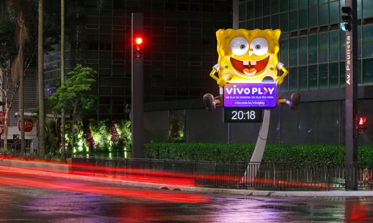 Galeria cria ‘super relógios’ para a Vivo Play em SP