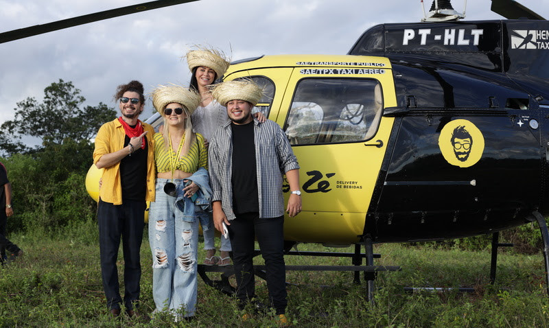 Zé Delivery leva dupla em helicóptero para São João em Campina Grande