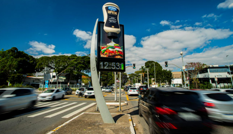 Hellmann's e JCDecaux levam maionese gigante aos relógios de rua de SP