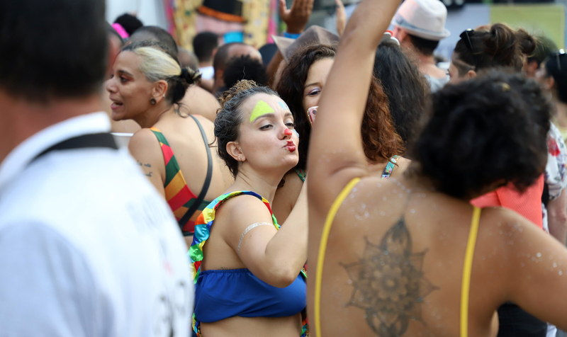 (INT) Street Carnival in Sao Paulo: Academicos do Baixo Augusta Carnival Festival. April, 24 2022, Sao Paulo, Brazil: Singers Patricia Secchis, Ana Canas, Wilson Simoninha and Tulipa Ruiz and actress Alessandra Negrini, among other artists, entertain revelers during the Academicos do Baixo Augusta Carnival Festival, held in Vale do Anhangabau, downtown Sao Paulo, on Saturday […]