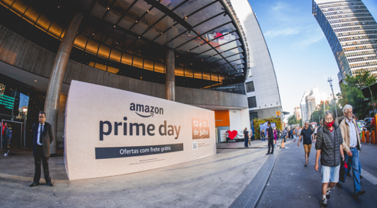 Amazon cria estúdio em forma de caixa para Prime Day