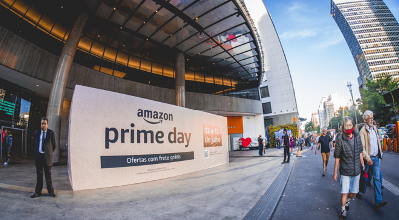 Amazon cria estúdio em forma de caixa para Prime Day