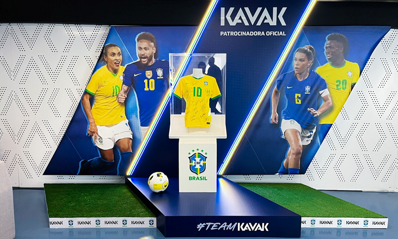 Kavak exibe camisetas autografadas das Seleções Brasileiras de futebol