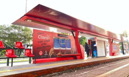 Claro transforma abrigos de ônibus de SP e RJ em arquibancadas