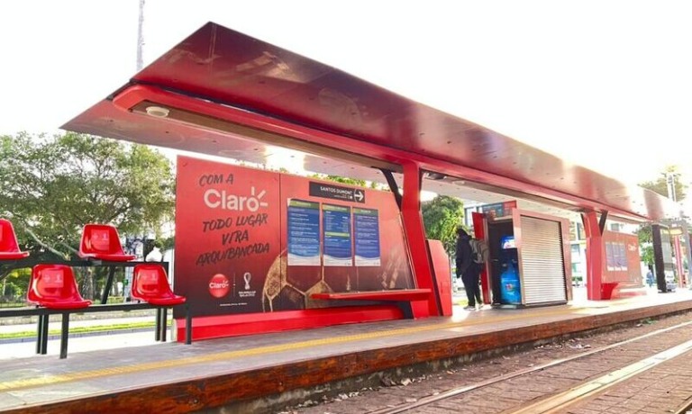 Claro transforma abrigos de ônibus de SP e RJ em arquibancadas