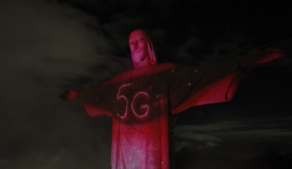 Claro comemora chegada do 5G+ no Rio iluminando Cristo Redentor