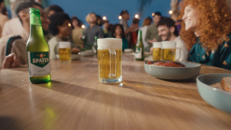 Spaten celebra conexões e história em torno de uma grande mesa cervejeira