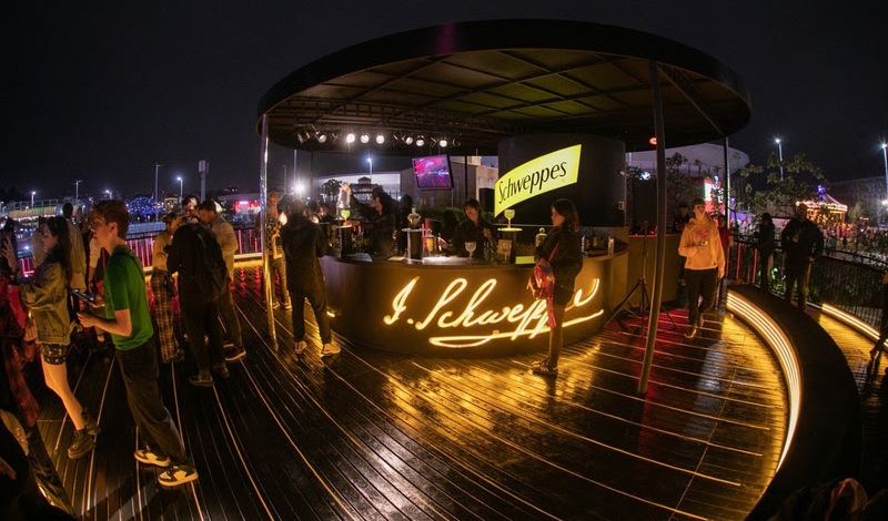 Mak ativa Schweppes no clima de Rock in Rio e agita noite paulistana