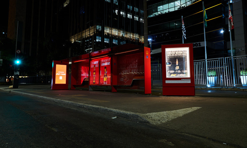 Budweiser tem outdoor com garrafa premiada para a Copa do Mundo