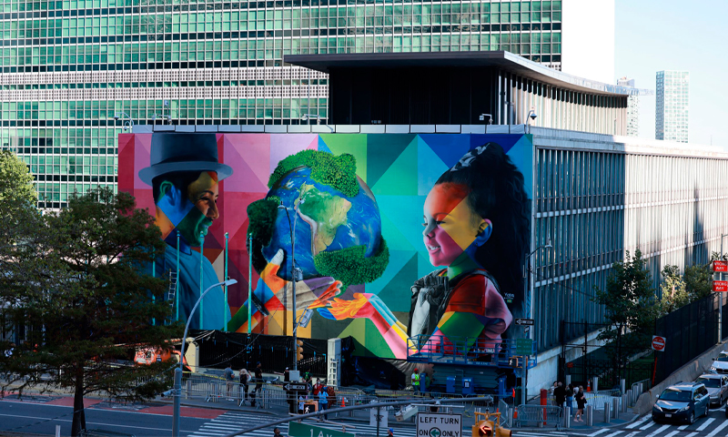 Eduardo Kobra pinta mural da fachada da ONU Eduardo Kobra pinta mural da fachada da ONU