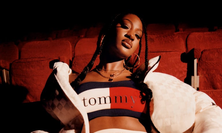 Tommy Jeans lança campanha com a artista nigeriana Tems