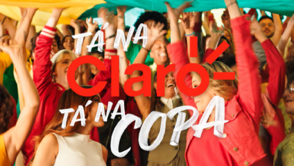 Anitta e Fernanda Gentil protagonizam campanha da Claro para Copa