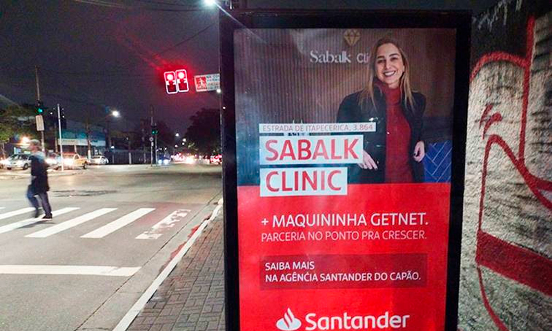 Santander transforma 100 pontos de ônibus no Capão Redondo com painéis OOH