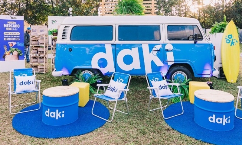 Daki celebra Dia das Crianças com troca de figurinhas em Kombi