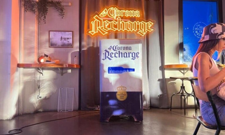 Geladeira da Corona abre quando celular está com pouca bateria