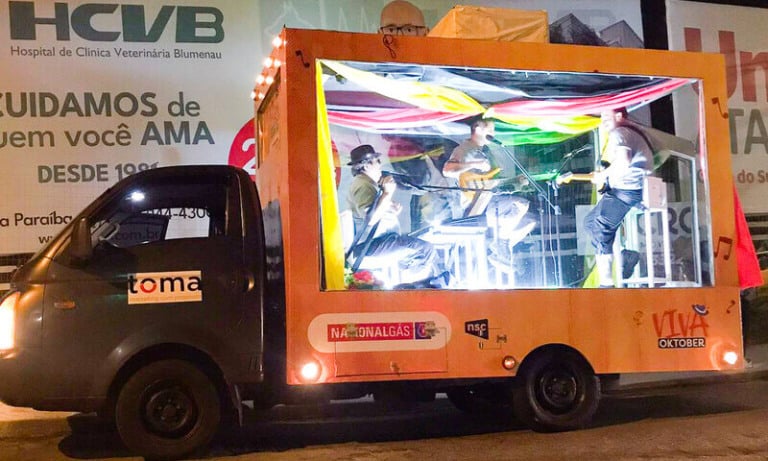 NSC levou experiência da Oktoberfest para ruas de Blumenau