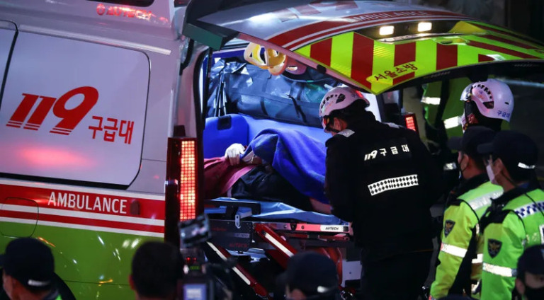 Autoridades buscam resposta para tumulto com mortes em evento de Halloween