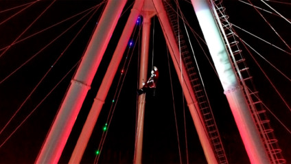Papai Noel radical de Canela desce a FG Big Wheel de rapel