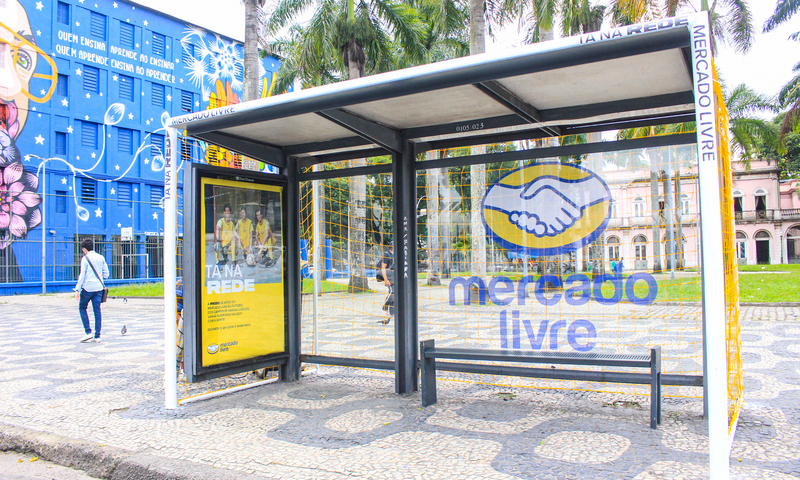 Abrigos de ônibus viram traves de futebol em ação do Mercado Livre