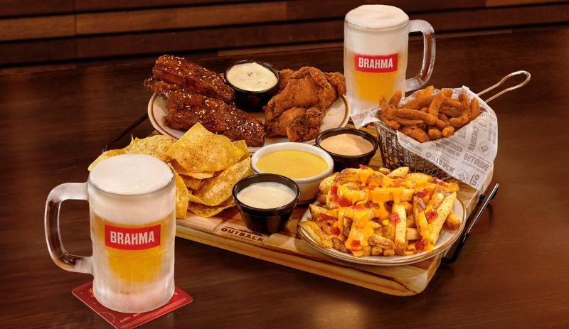 Outback e Brahma lançam refil de chopp e aperitivos à vontade