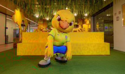 Cimed instala campo de futebol com cenografia da Seleção em sua sede em São Paulo