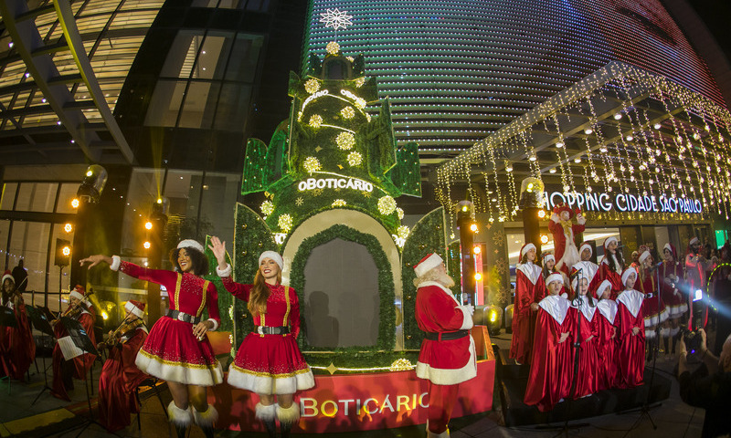 O Boticário leva árvore de Natal com fragrância icônica à Av. Paulista