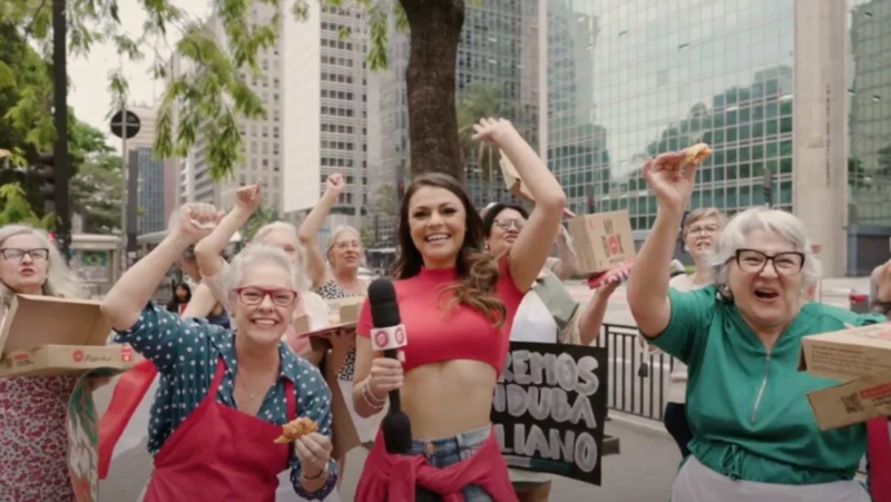 Pizza Hut faz protesto de 'nonnas' em frente ao McDonald's contra falta de lanche da Itália