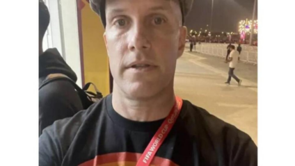Jornalista barrado com camisa LGBTQIA+ no Catar morre na partida entre Argentina e Holanda