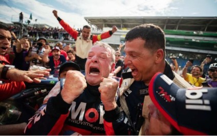 Rubens Barrichello é bicampeão da Stock Car em Interlagos