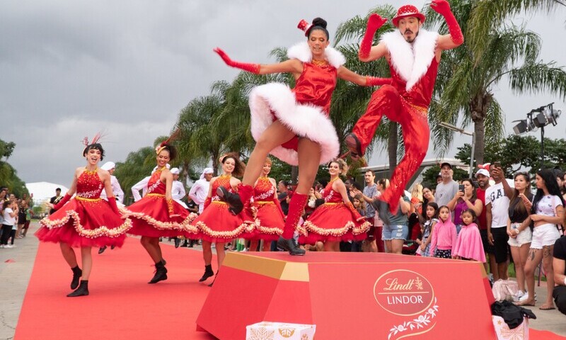 Lindt faz parada de Natal aberta ao público em SP