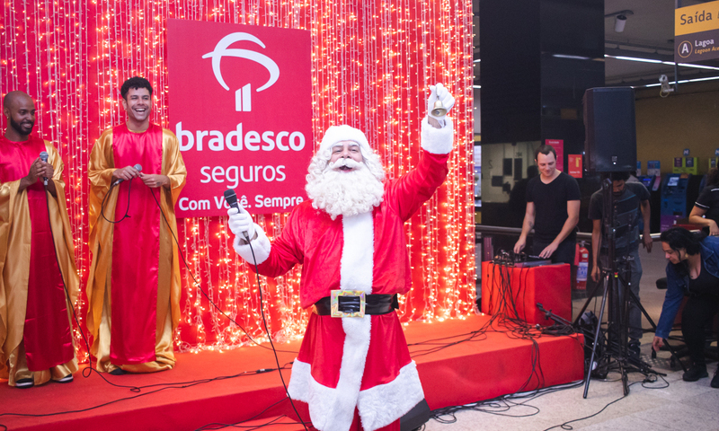 Bradesco Seguros faz ações de Natal com Papai e Mamãe Noel no MetrôRio