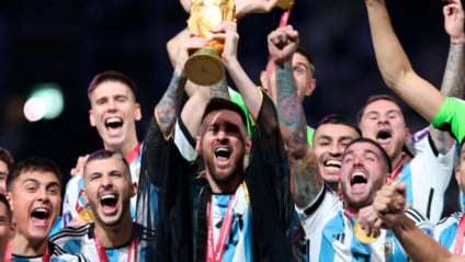 A polêmica por trás da túnica preta de Messi ao levantar a taça