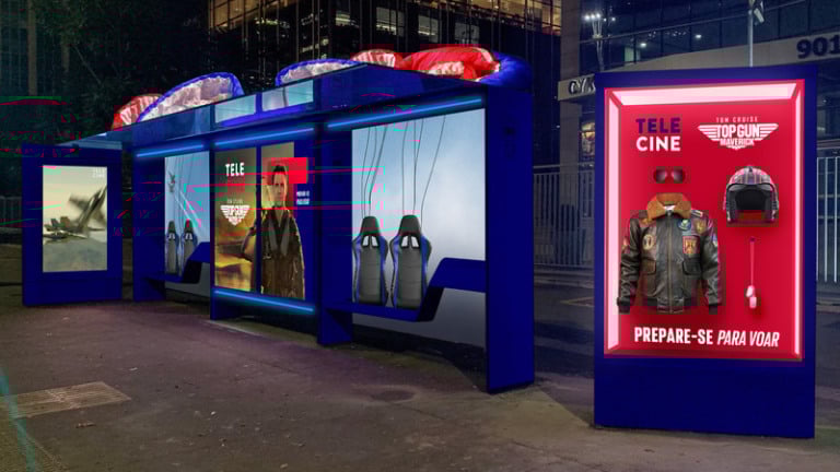 Telecine transforma ponto de ônibus com vitrine de itens 'colecionáveis' e paraquedas de Top Gun: Maverick