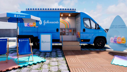 Van itinerante da Johnson's leva ponto de conforto para famílias em praias