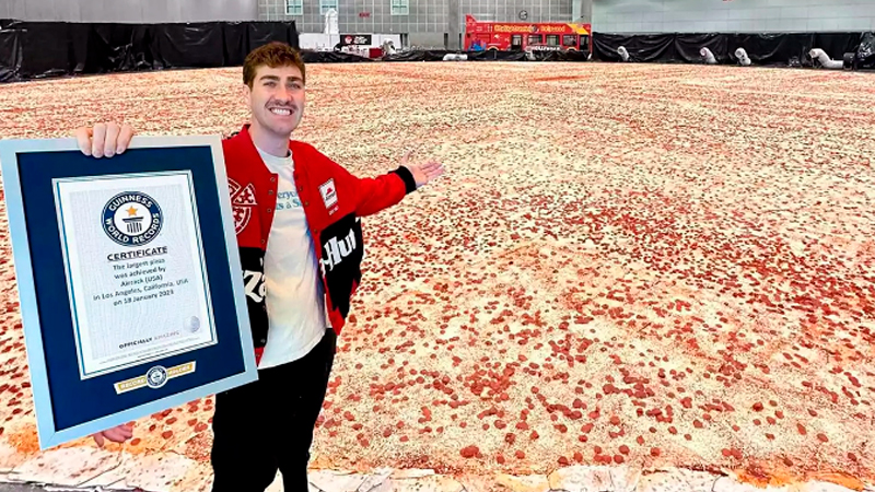 Pizza Hut cria a maior pizza de pepperoni do mundo e bate recorde