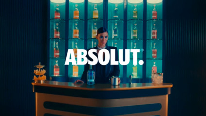 Bruna Marquezine protagoniza ação mundial para comemorar os 40 anos da Absolut Vodka