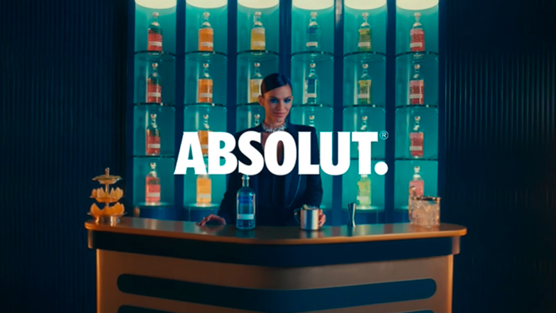 Bruna Marquezine protagoniza ação mundial para comemorar os 40 anos da Absolut Vodka