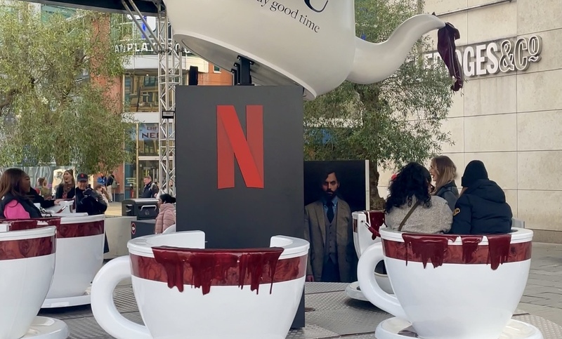 Netflix toma Manchester com xícaras de chá gigantes transbordando sangue para última temporada de 'Você' Netflix toma Manchester com xícaras de chá gigantes transbordando sangue para última temporada de 'Você'