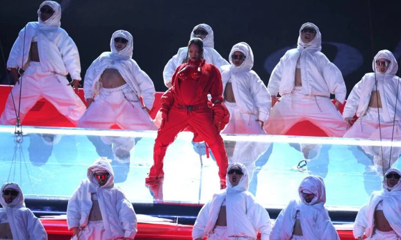 Rihanna arrasa em show com equipe de 800 pessoas no Super Bowl