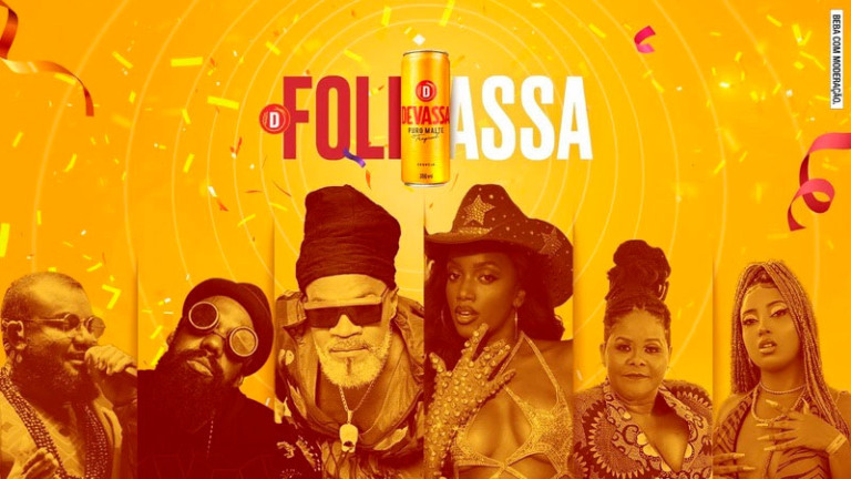 Carlinhos Brown comanda bloco Foliassa Devassa em estreia de IZA