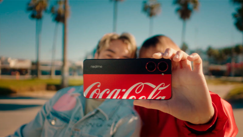 Coca-Cola e Realme lançam celular com a cara do refrigerante